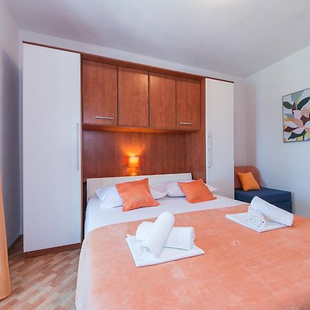 Apartments With A Parking Space Brela, Makarska - 16603 Rom bilde