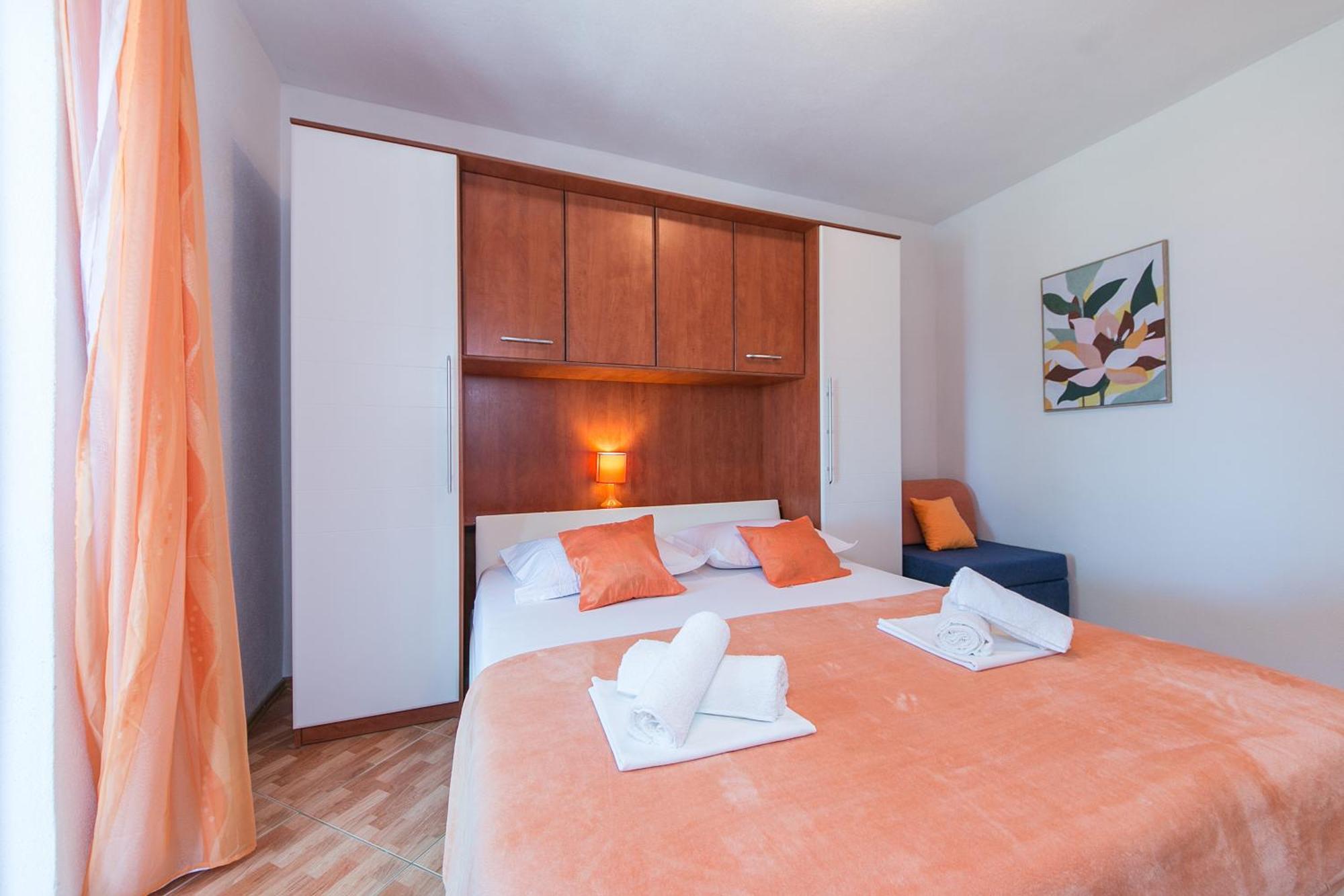 Apartments With A Parking Space Brela, Makarska - 16603 Rom bilde