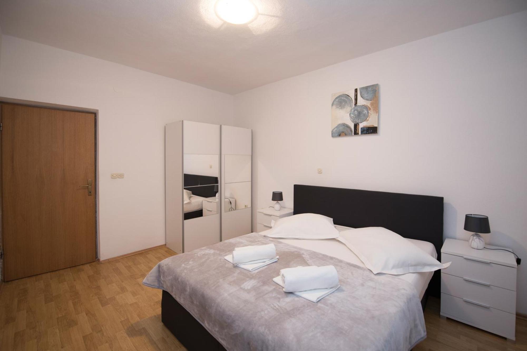Apartments With A Parking Space Brela, Makarska - 16603 Rom bilde