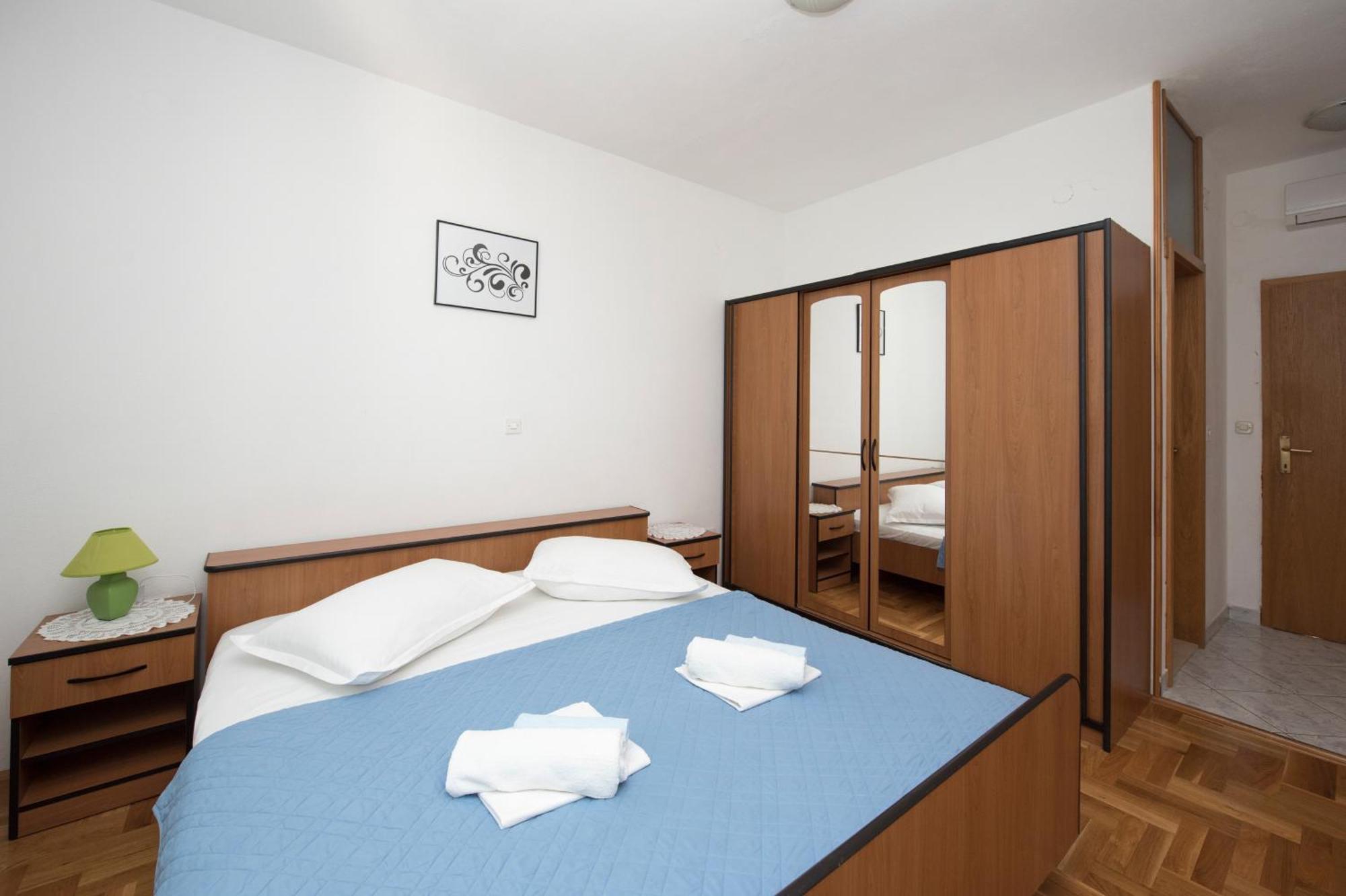 Apartments With A Parking Space Brela, Makarska - 16603 Rom bilde