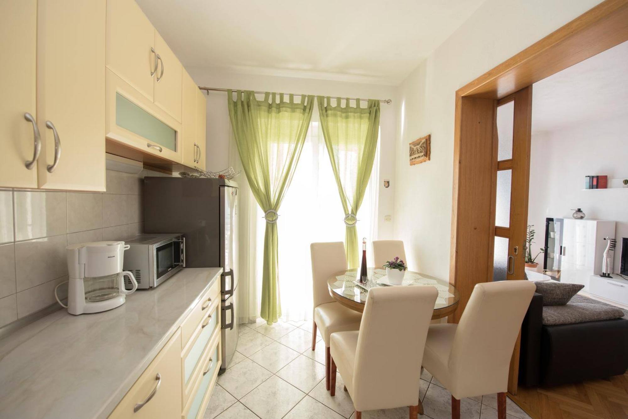 Apartments With A Parking Space Brela, Makarska - 16603 Rom bilde